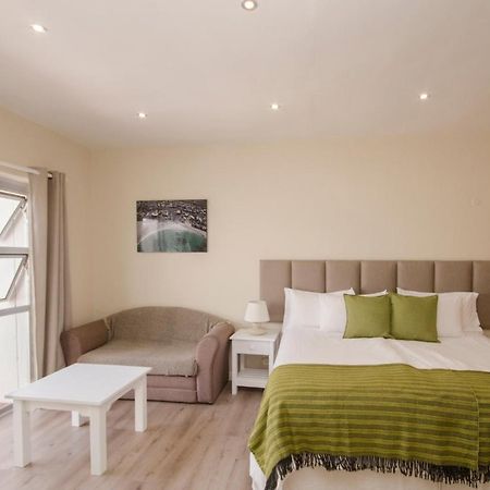 Small Bay Guest House Bloubergstrand Exterior foto